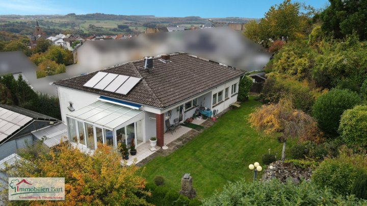 FREUDENBURG: GROßZÜGIGES ZWEIFAMILIENHAUS MIT IDYLLISCHEM GARTEN AUF 10 AR GRUNDSTÜCK