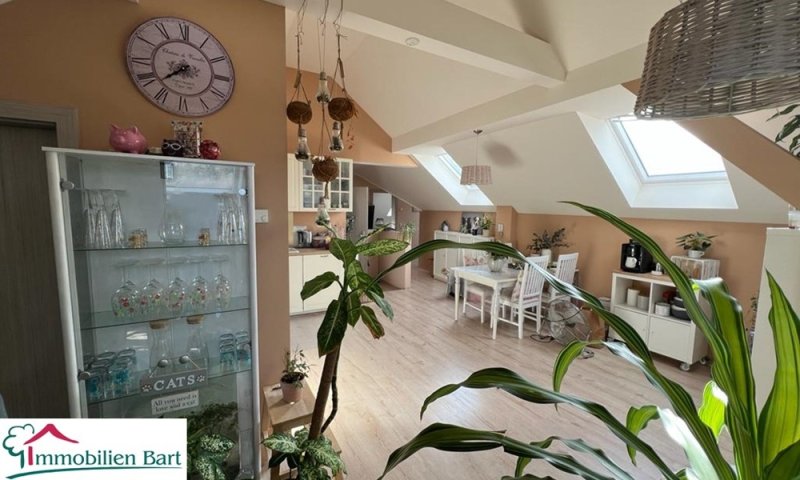 WINCHERINGEN: 3 WOHNUNGEN / 348 M² WFL. / GARAGEN / GARTEN / AUSBAUPOTENZIAL