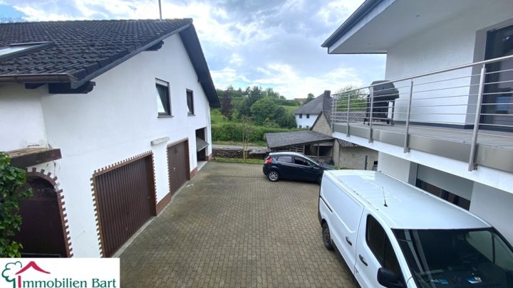 WINCHERINGEN: 3 WOHNUNGEN / 348 M² WFL. / GARAGEN / GARTEN / AUSBAUPOTENZIAL