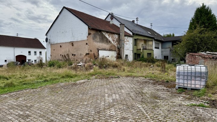 Großzügiges Grundstück mit Abriss-/Sanierungsobjekt in Losheim am See - Niederlosheim zu verkaufen