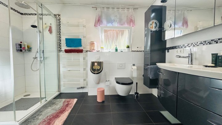 Zwei Wohnungen, ein Zuhause – Ihr Familiendomizil mit Weitblick in Püttlingen