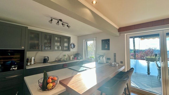 Zwei Wohnungen, ein Zuhause – Ihr Familiendomizil mit Weitblick in Püttlingen