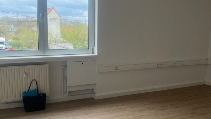 1 heller und renovierter Büroraum im Zentrum von Schwalbach zu vermieten