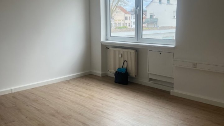 1 heller und renovierter Büroraum im Zentrum von Schwalbach zu vermieten