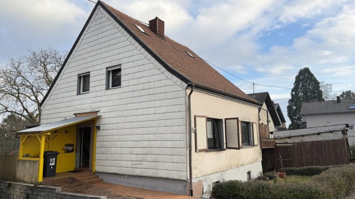 Freistehendes Wohnhaus mit großem Grundstück in attraktiver Umgebung