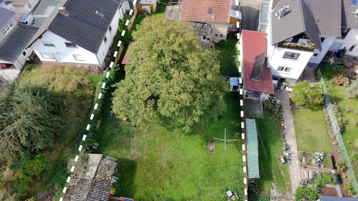 Freistehendes Wohnhaus mit großem Grundstück in attraktiver Umgebung