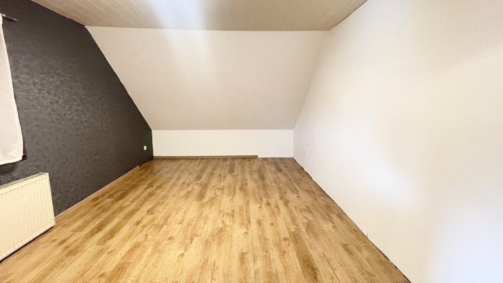 Freistehendes Wohnhaus mit großem Grundstück in attraktiver Umgebung