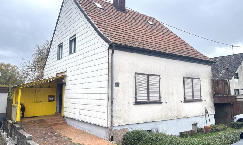 Freistehendes Wohnhaus mit großem Grundstück in attraktiver Umgebung