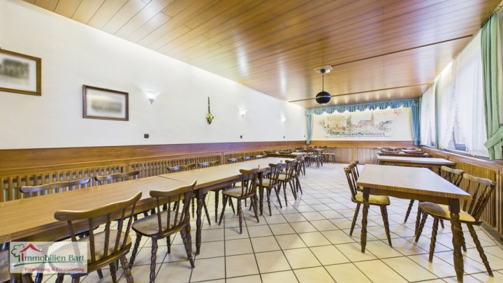 HILBRINGEN: WOHNHAUS, EINLIEGERWOHNUNG UND GASTSTÄTTE – WOHNEN UND ARBEITEN UNTER EINEM DACH