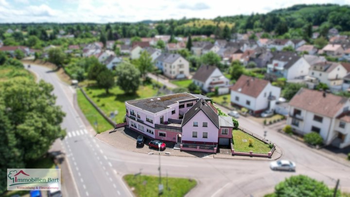 HILBRINGEN: WOHNHAUS, EINLIEGERWOHNUNG UND GASTSTÄTTE – WOHNEN UND ARBEITEN UNTER EINEM DACH