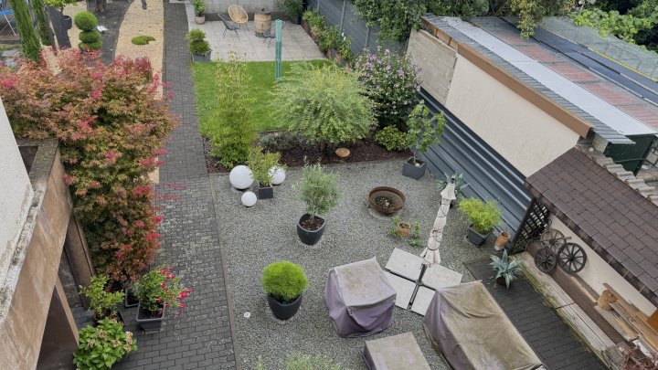 Ruhig gelegenes Zweifamilienhaus oder für die Großfamilie mit schöner Gartenanlage