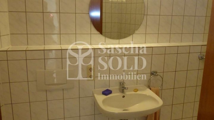 Zentral in Saarbrücken-Dudweiler: Vermietete, renovierte 2-ZKB-Wohnung mit Stellplatz