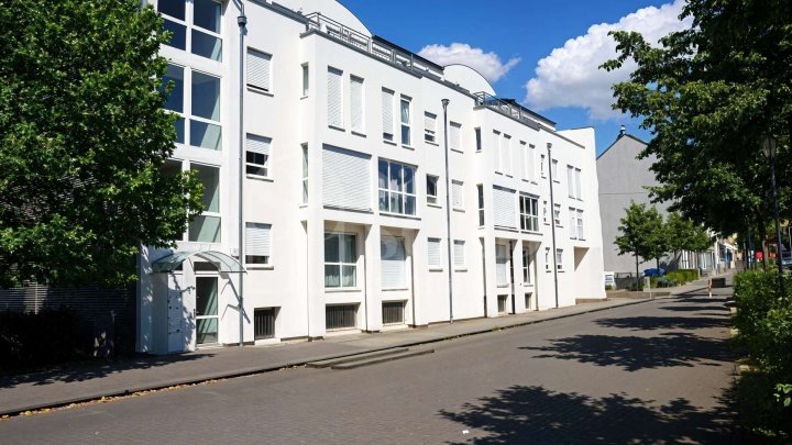 Zentral in Saarbrücken-Dudweiler: Vermietete, renovierte 2-ZKB-Wohnung mit Stellplatz