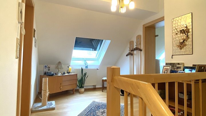 ZU VERMIETEN !! 3ZKB-WOHNUNG/2. OG MIT BALKON + MAISONETTE DG, IN GROSSROSSELN