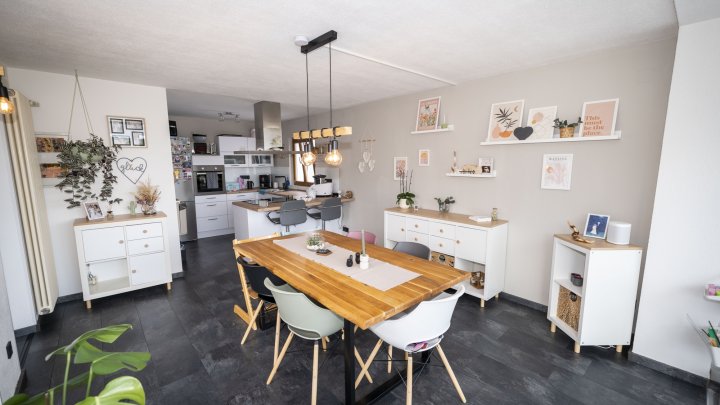 Außergewöhnliches Zweifamilienhaus mit Poollandschaft in Waldrandnähe sucht neue Eigentümer