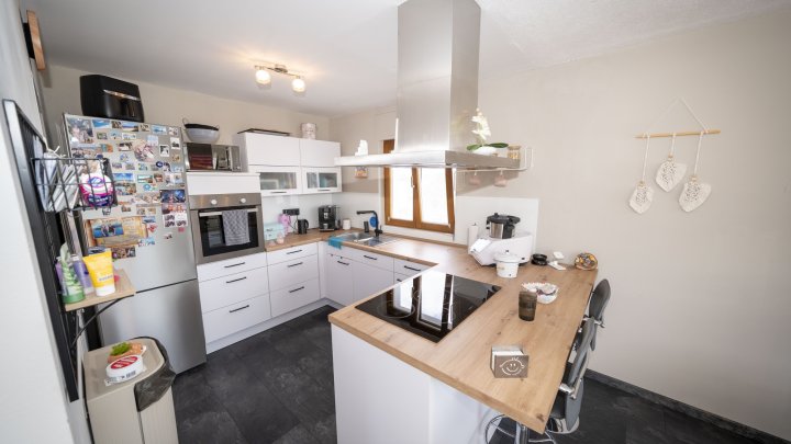 Außergewöhnliches Zweifamilienhaus mit Poollandschaft in Waldrandnähe sucht neue Eigentümer