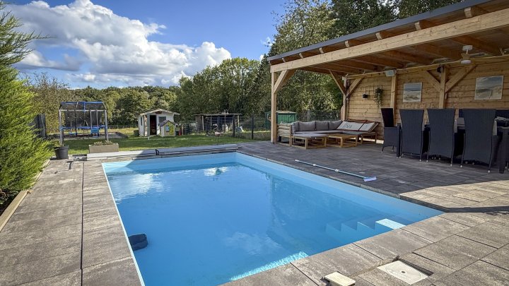 Außergewöhnliches Zweifamilienhaus mit Poollandschaft in Waldrandnähe sucht neue Eigentümer