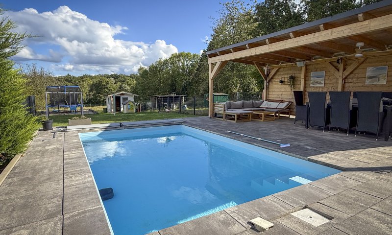 Außergewöhnliches Zweifamilienhaus mit Poollandschaft in Waldrandnähe sucht neue Eigentümer