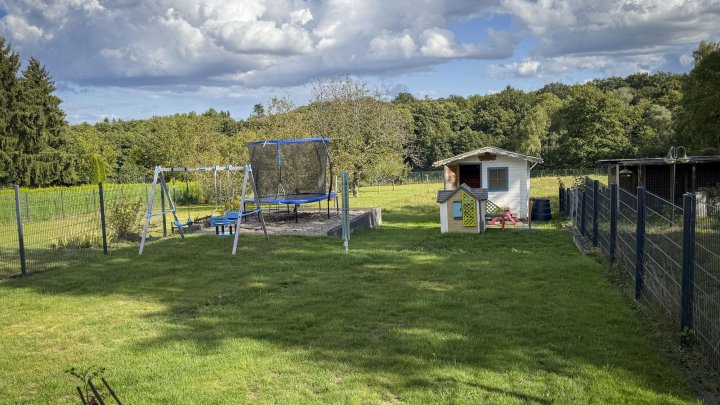 Außergewöhnliches Zweifamilienhaus mit Poollandschaft in Waldrandnähe sucht neue Eigentümer