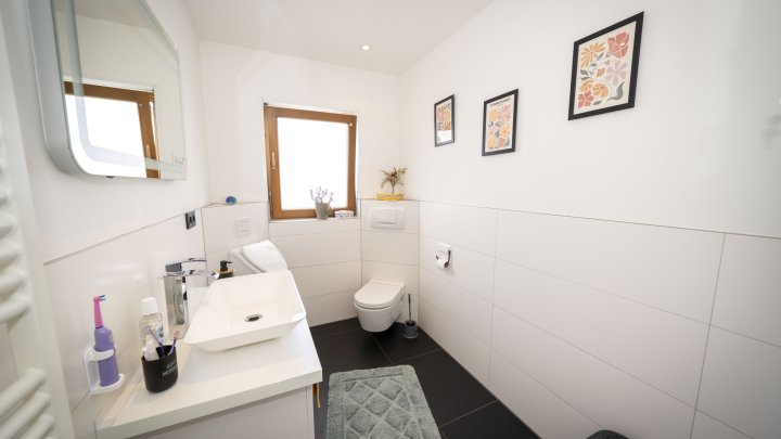 Außergewöhnliches Zweifamilienhaus mit Poollandschaft in Waldrandnähe sucht neue Eigentümer