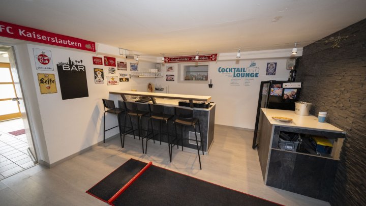 Außergewöhnliches Zweifamilienhaus mit Poollandschaft in Waldrandnähe sucht neue Eigentümer