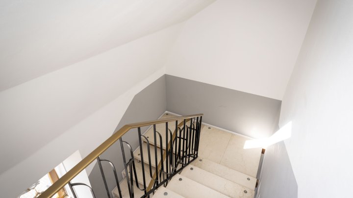 Außergewöhnliches Zweifamilienhaus mit Poollandschaft in Waldrandnähe sucht neue Eigentümer