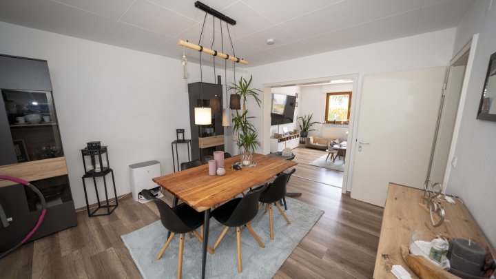 Außergewöhnliches Zweifamilienhaus mit Poollandschaft in Waldrandnähe sucht neue Eigentümer