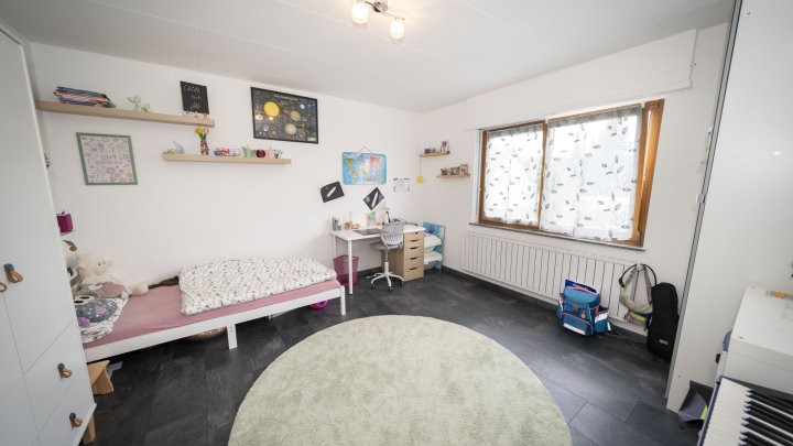 Außergewöhnliches Zweifamilienhaus mit Poollandschaft in Waldrandnähe sucht neue Eigentümer