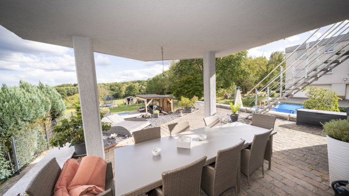 Außergewöhnliches Zweifamilienhaus mit Poollandschaft in Waldrandnähe sucht neue Eigentümer