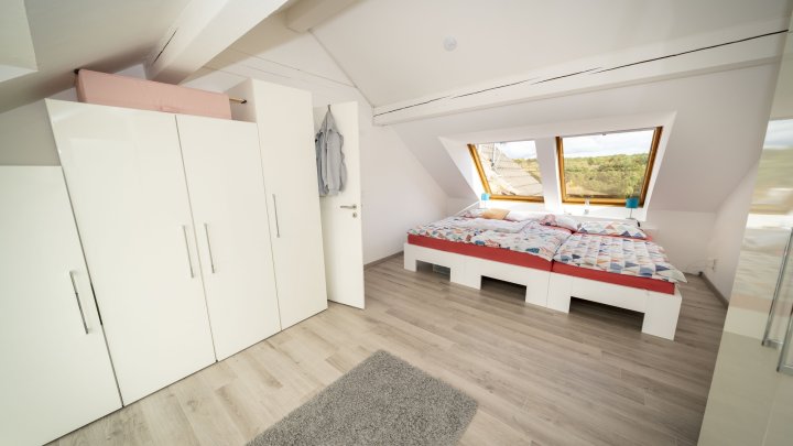 Außergewöhnliches Zweifamilienhaus mit Poollandschaft in Waldrandnähe sucht neue Eigentümer