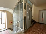 Treppenhaus mit Aufzug