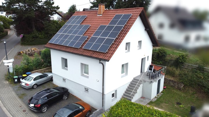 Attraktives Einfamilienhaus mit Photovoltaik, Stellplätzen und Garten