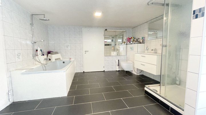 Attraktives Einfamilienhaus mit Photovoltaik, Stellplätzen und Garten