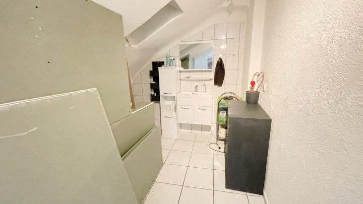 Attraktives Einfamilienhaus mit Photovoltaik, Stellplätzen und Garten