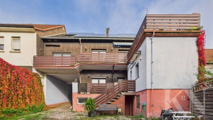 Viel Platz für Ideen: Einfamilienhaus mit PV-Anlage, Garten und Ausbaupotenzial