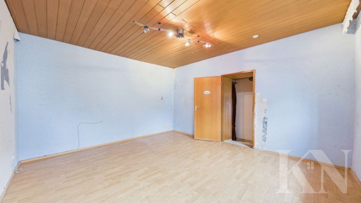 Viel Platz für Ideen: Einfamilienhaus mit PV-Anlage, Garten und Ausbaupotenzial