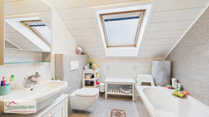 GRENZNÄHE! NUR 15 MINUTEN BIS L-SCHENGEN:

SEHR GEPFLEGTES WOHNHAUS MIT 4 SCHLAFZIMMERN