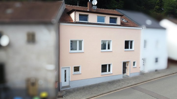 Vermietetes Zweifamilienhaus in zentraler Lage von Beckingen