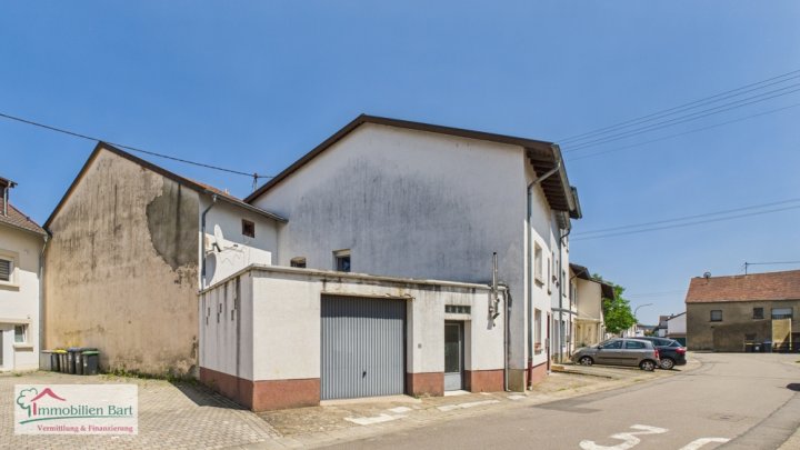 GEPFLEGTES WOHNHAUS MIT GARTEN UND GARAGE IN REHLINGEN (SAAR)!