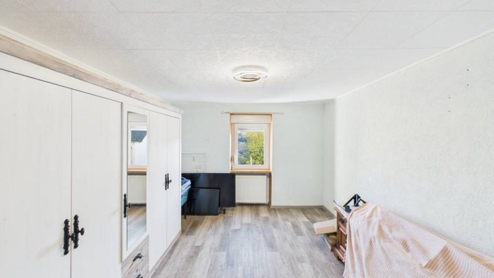 Einfamilienhaus in Merchweiler – modernisiert 2024, 102 m² Wohnfläche und großer Garten!