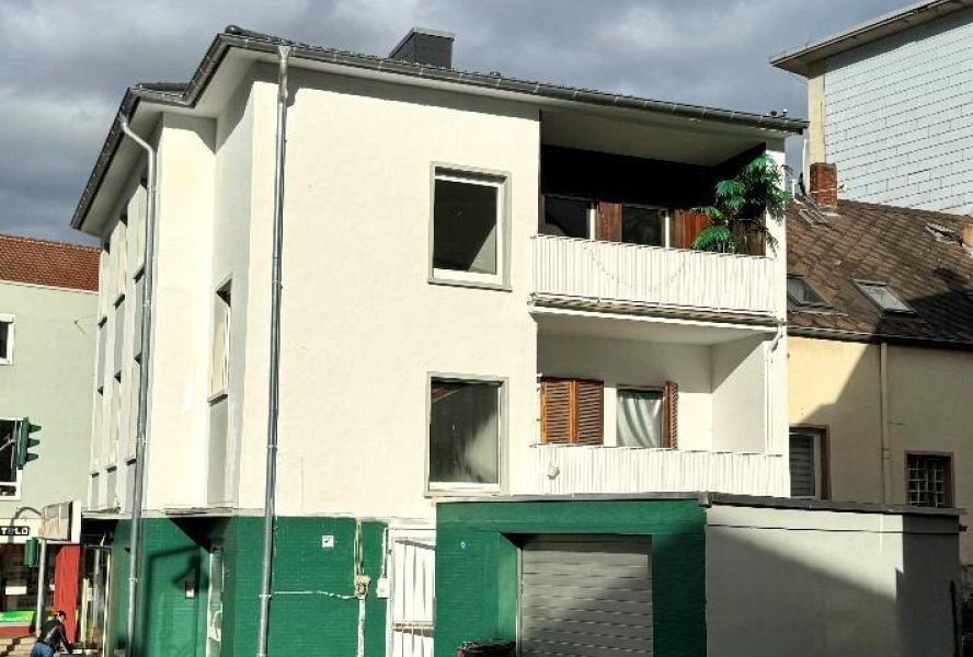 Rückseite mit Balkonen und Garage