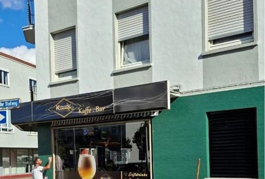 Seite mit Schaufenster und Bestuhlung