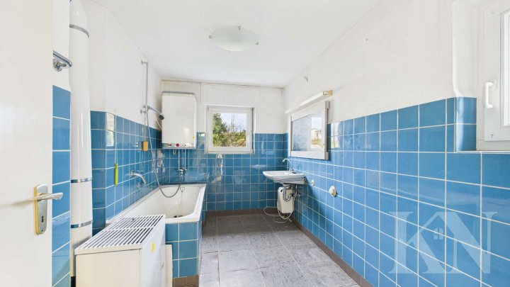 Vielseitiges Zweifamilienhaus mit großem Potenzial in zentraler Lage von Püttlingen!