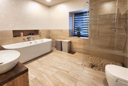 Großzügiges Tageslicht-Bad mit Badewanne und Walk-In Dusche