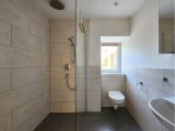 Modern gestaltetes Tageslicht-Bad mit luxuriöser Walk-In Dusche
