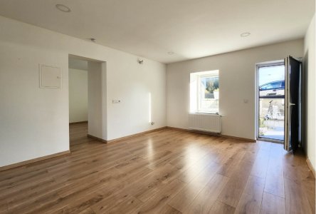 Großzügiges Wohnzimmer mit Zugang zur Terrasse