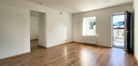 Großzügiges Wohnzimmer mit Zugang zur Terrasse