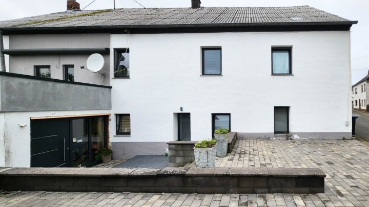 8% Rendite: Komplett renoviertes, freistehendes 4-Familienhaus mit Garten, Garage und Stellplätzen