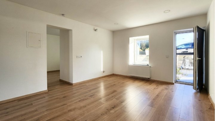 8% Rendite: Komplett renoviertes, freistehendes 4-Familienhaus mit Garten, Garage und Stellplätzen