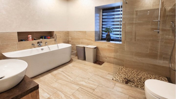 8% Rendite: Komplett renoviertes, freistehendes 4-Familienhaus mit Garten, Garage und Stellplätzen